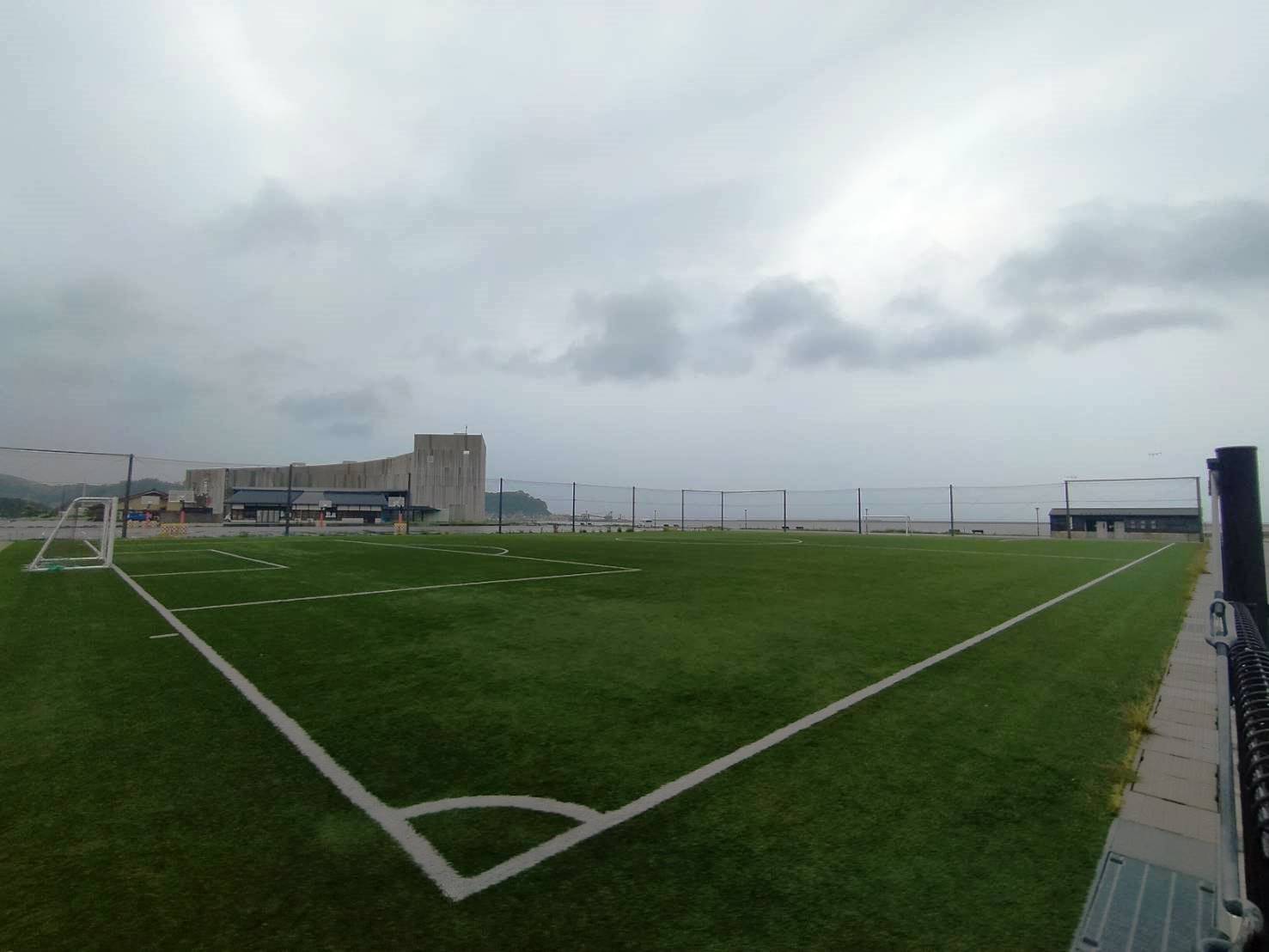 今朝の輪島 雨 マリンタウン競技場 サブグランド わじまつづり